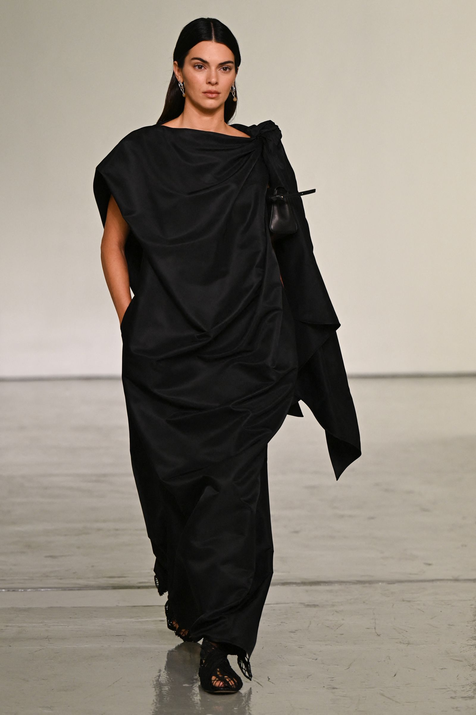 Kendall Jenner en pied — défilé Bottega Veneta, Milan, septembre 2026